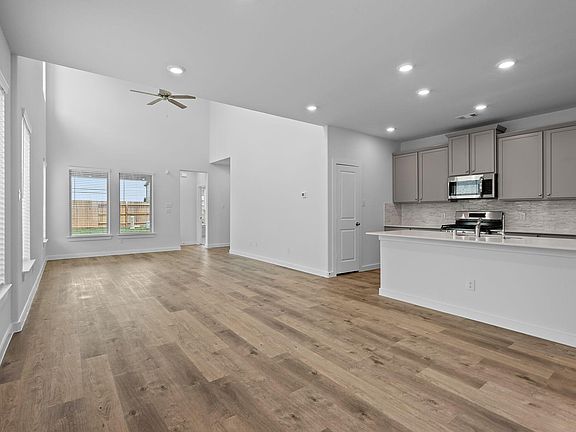 3rd image of 332 Gambels Quail Rd