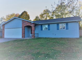 909 Coral Dr, Fairview Heights, IL 62208