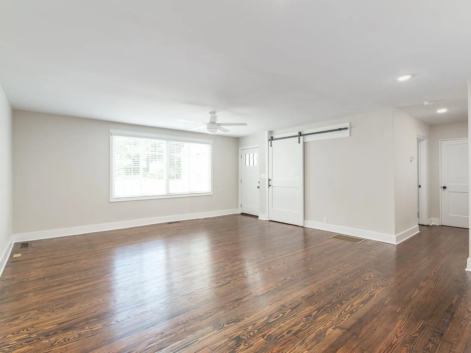 2 bed, 950 sqft, $2,300 — Photo 4