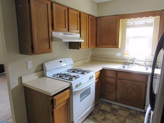 4th image of 3408 Stanwood St #B