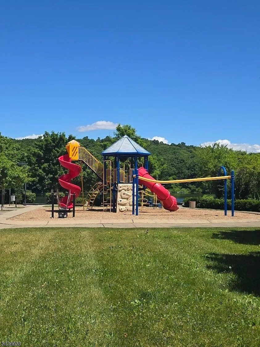 3 bed, 1.5 bath, $2,500 — Photo 4