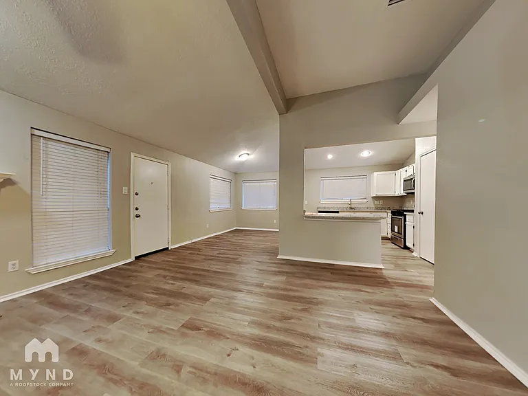 225 Bedford Ln — Photo 2