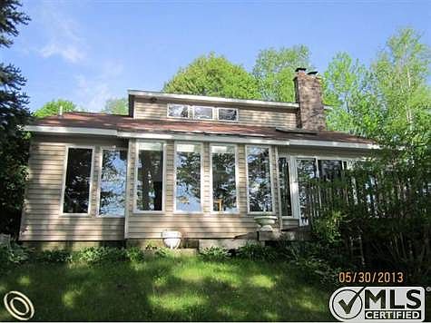 Large Windows Facing the Lak.JPG