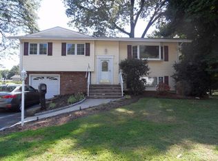 17 Birchtree Dr, Fairfield, NJ 07004