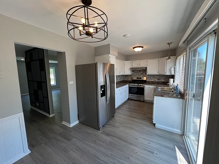1927 Governors Ln — Photo 13
