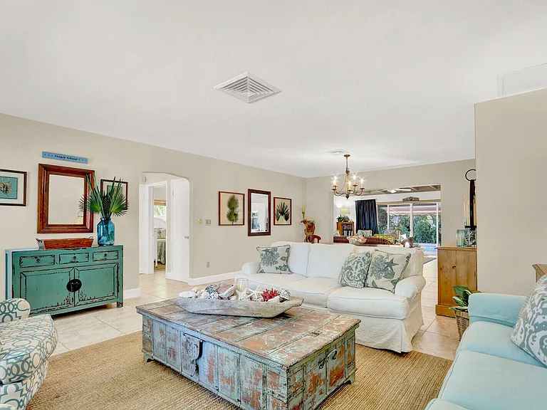 324 Blossom Ln — Photo 8