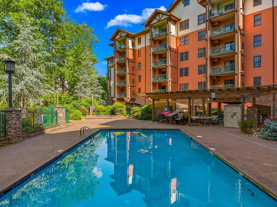 1st image of 215 Woliss Ln #103