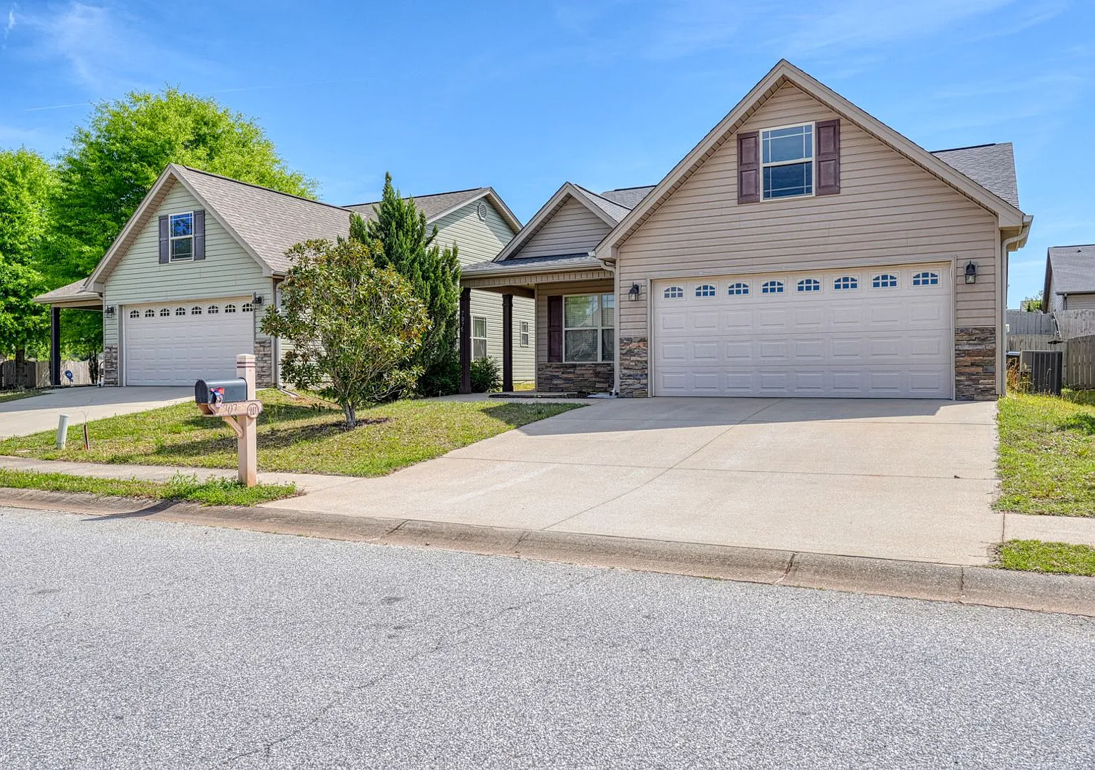 Beautiful 3BR/2BA Home with Fenced Yard & Community Pool! — Photo 4