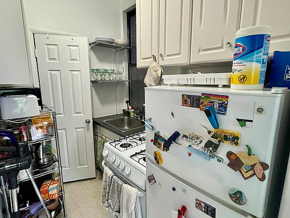 5th image of 238 E 6th St APT 4