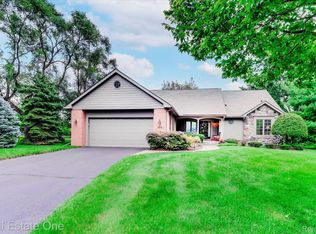 994 Pine Trail Dr, Rochester, MI 48307