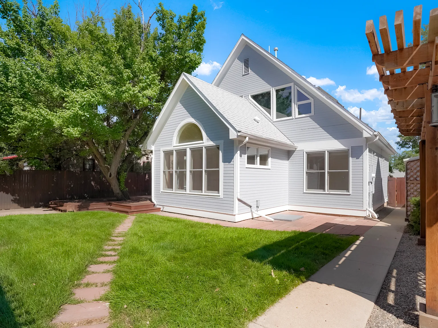 918 University Ave — Photo 2
