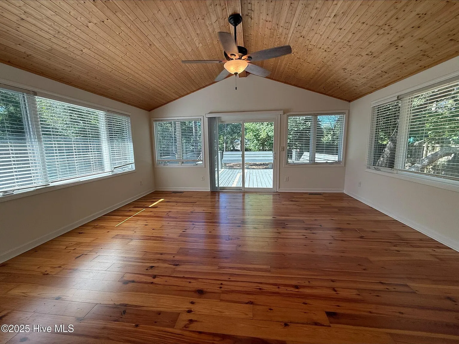 3 bed, 2.0 bath, 1480 sqft, $2,300 — Photo 4
