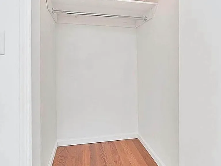 621 W 51st St #4E — Photo 6