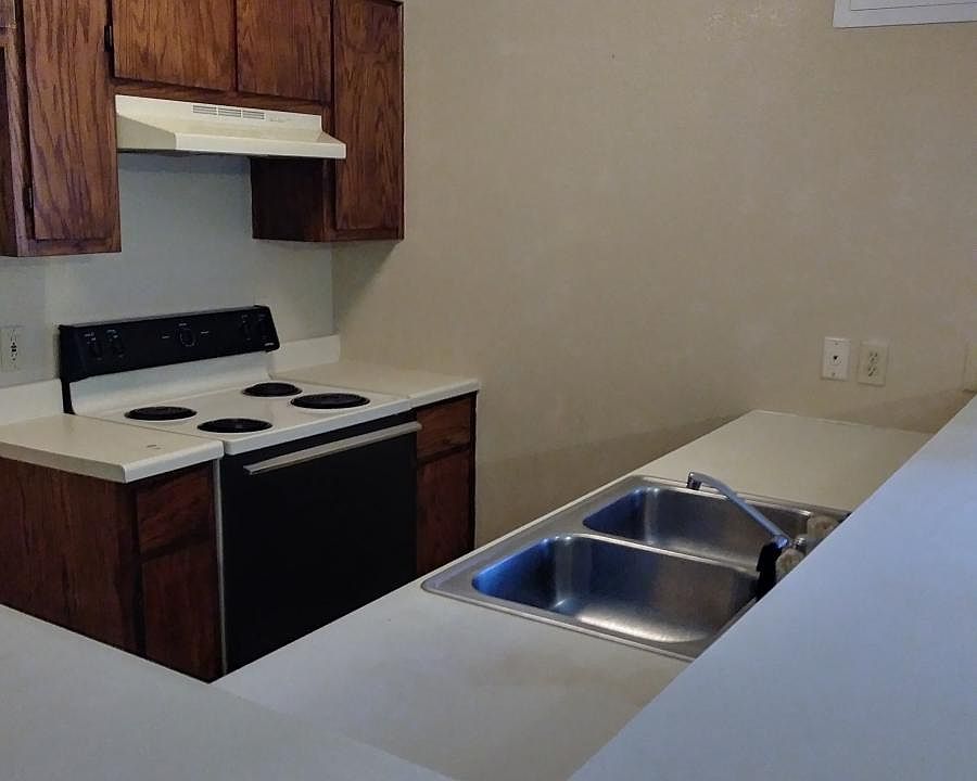2nd image of 308 N Avenue E #308