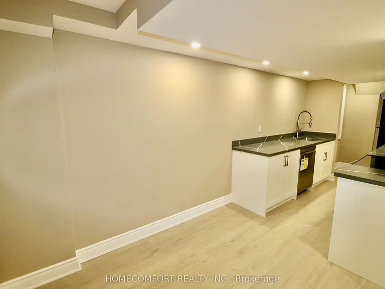 126 Gamble Glen Cres #LOWER — Photo 10