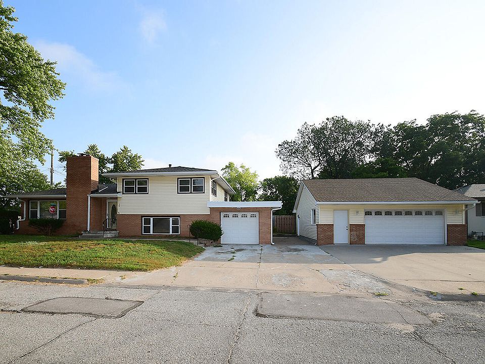 1st image of 10 Crestwood Dr