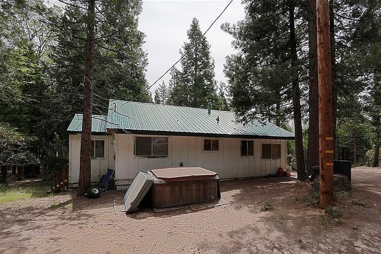 1st image of 41944 Chipmunk Ln
