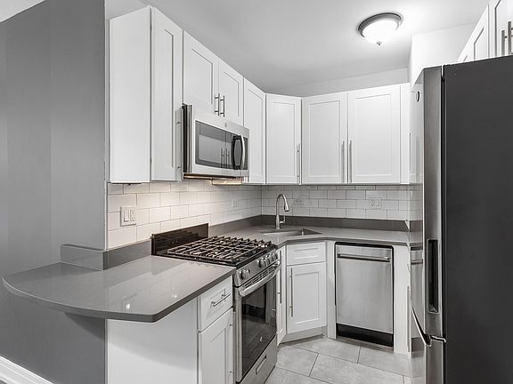 4th image of 1521 W Sherwin Ave #209