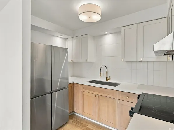 1505 Alexander St APT 703, Honolulu, HI 96822