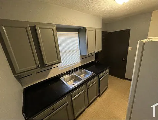 2 bed, 825 sqft, $1,100 — Photo 3