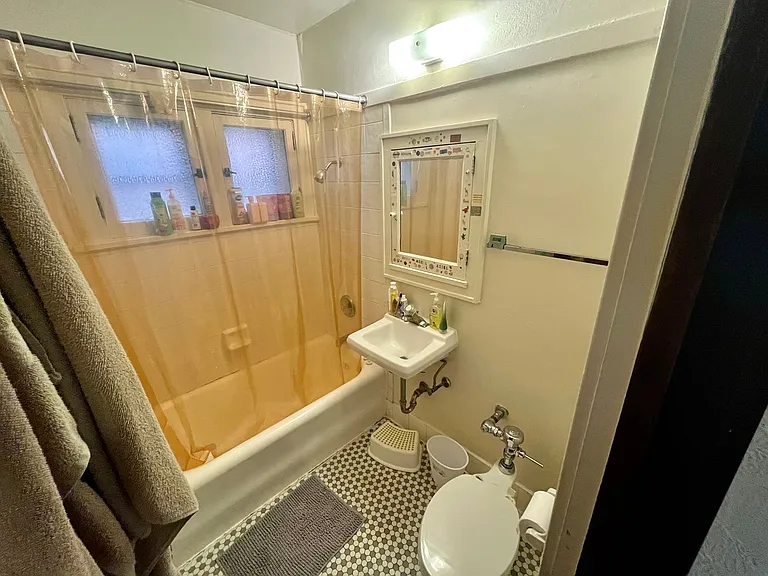 4460 N Oakland Ave — Photo 11