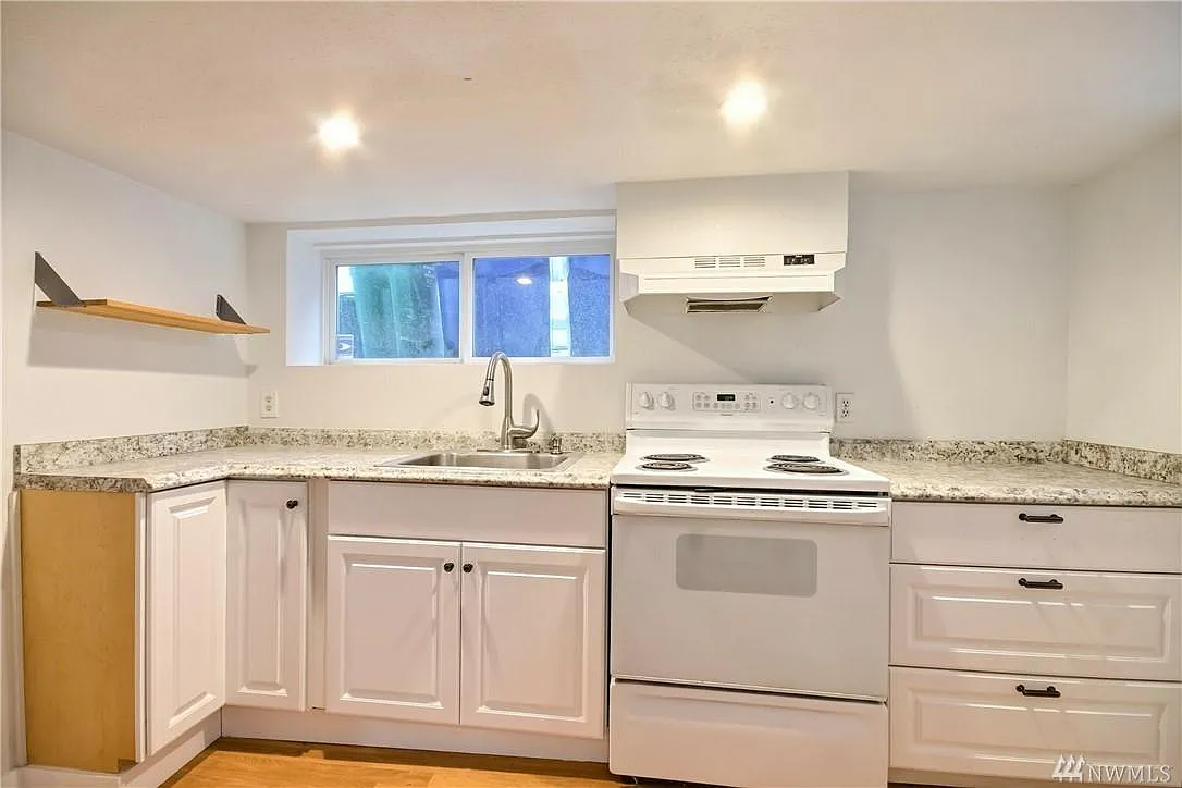 4315 5th Ave NE — Photo 4