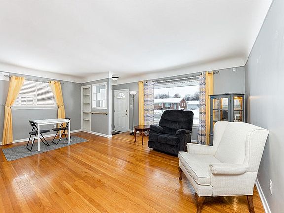 3rd image of 30990 Orangelawn St