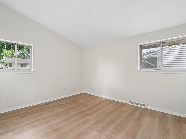 5038 Betsy Dr — Photo 12