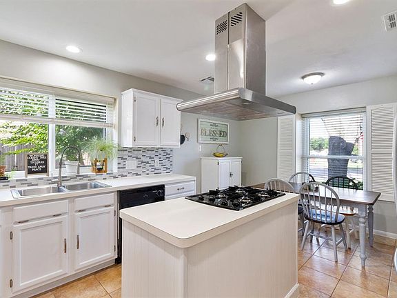 4th image of 10825 Spruce Dr N
