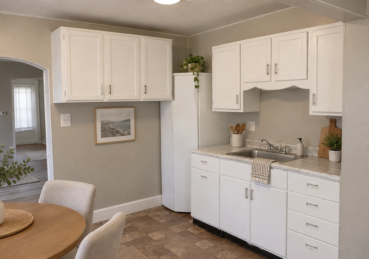 For Rent: 623 W 9th St. Spacious 3 Bedroom Home! Nice Porch! Pet Friendly! — Photo 3
