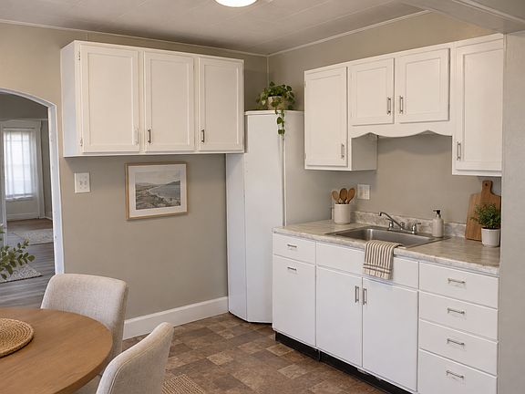 3rd image of 623 W 9th St