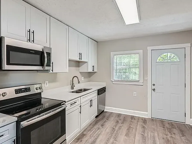 1002 Ira St SW — Photo 3