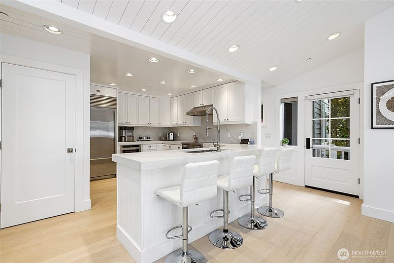 2nd image of 5021 Lakehurst Lane