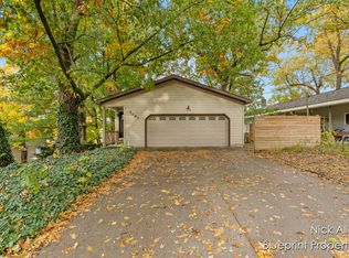 7093 Peninsula Dr NE, Rockford, MI