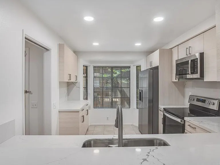 8880 Villa La Jolla Dr — Photo 6