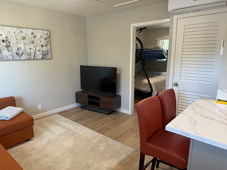 2029 Beebee St #E — Photo 3