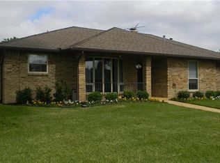 1921 Middle Glen Dr, Carrollton, TX 75007