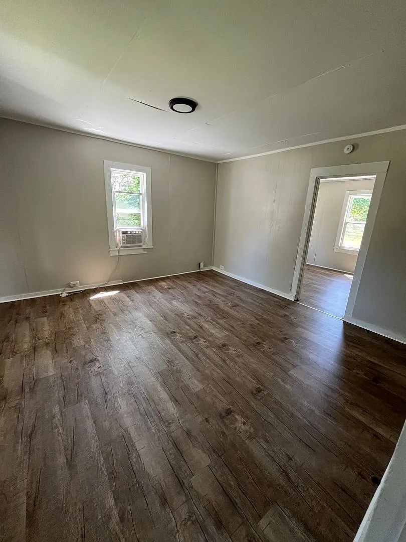 Available now! 2 Bed / 1 Bath Home in Nevada, MO — Photo 2