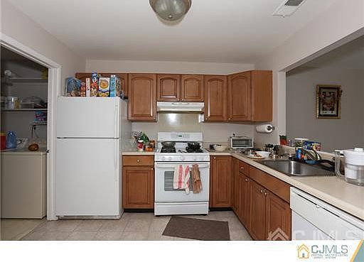 5th image of 21 Woodbury Rd