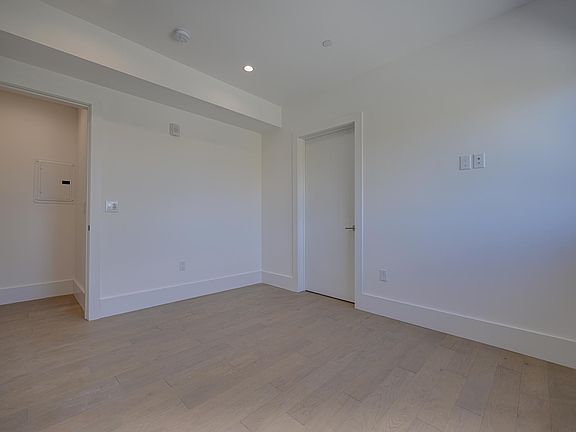 4th image of 11611 Moorpark St #2