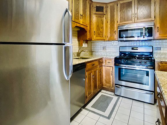 5th image of 1960 N Lincoln Ave #608