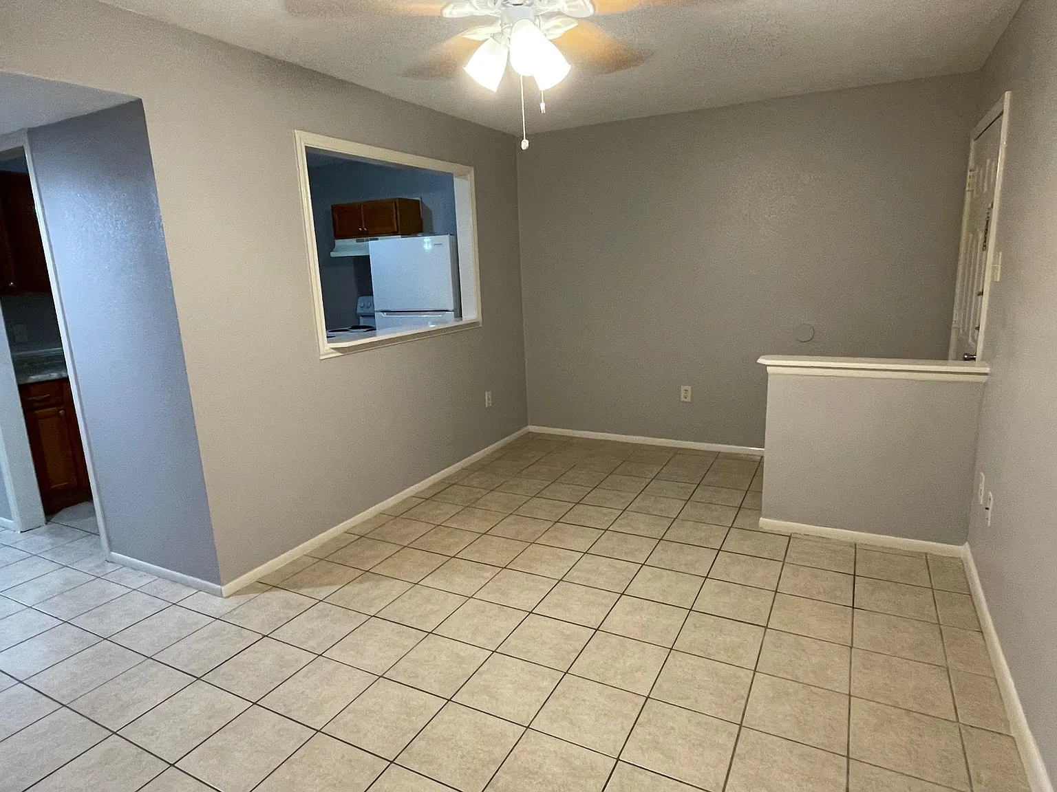 222 E Phillips Rd — Photo 2