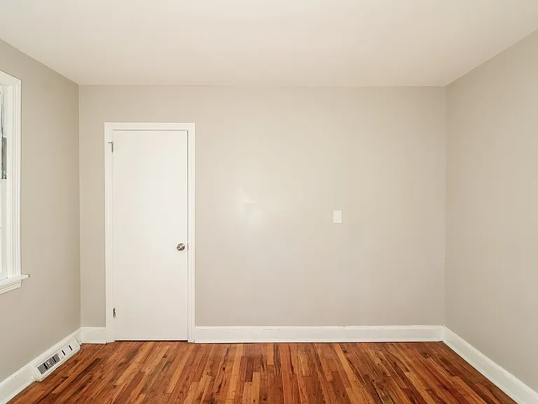 1358953_025_bedroom_13459065.jpg