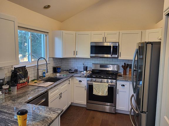 Kitchen recently remodeled. All new cabinets, appliances, flooring, windows, window covering and paint.