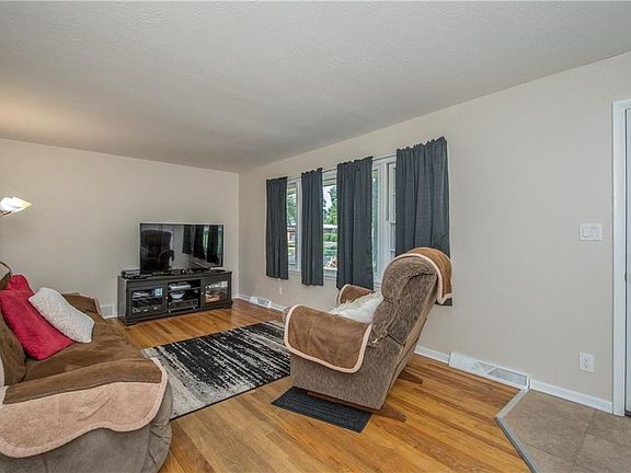 3rd image of 604 S North St