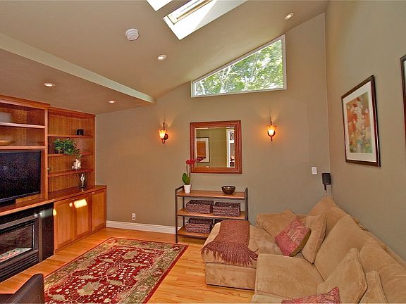 Family Room -Vaulted Ceiling