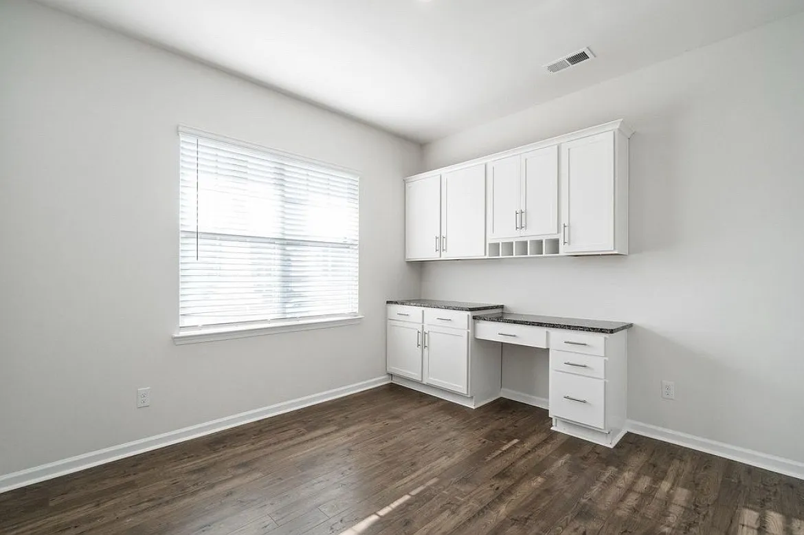 2132 Highland Knoll Dr — Photo 3