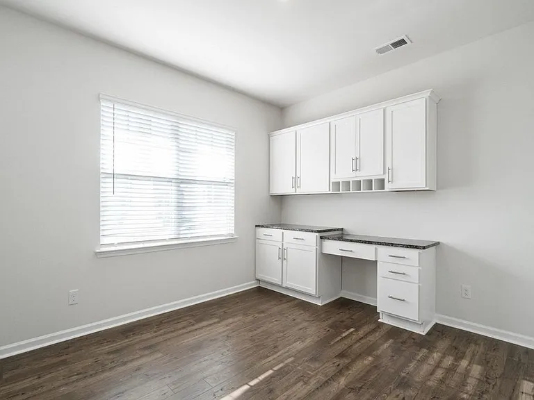 2132 Highland Knoll Dr — Photo 3