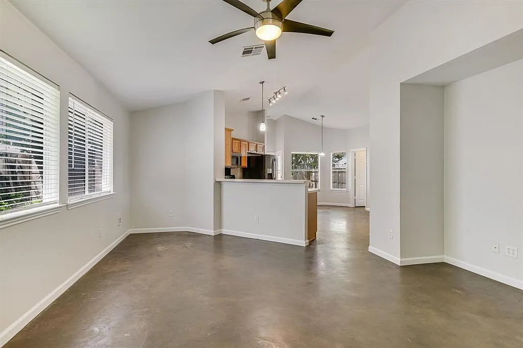 2 bed, 2.0 bath, 1233 sqft, $2,050 — Photo 4
