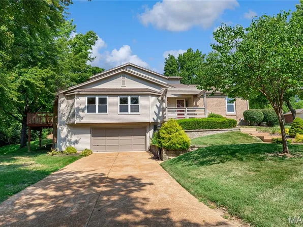 12151 Autumn Lakes Dr, Maryland Heights, MO 63043
